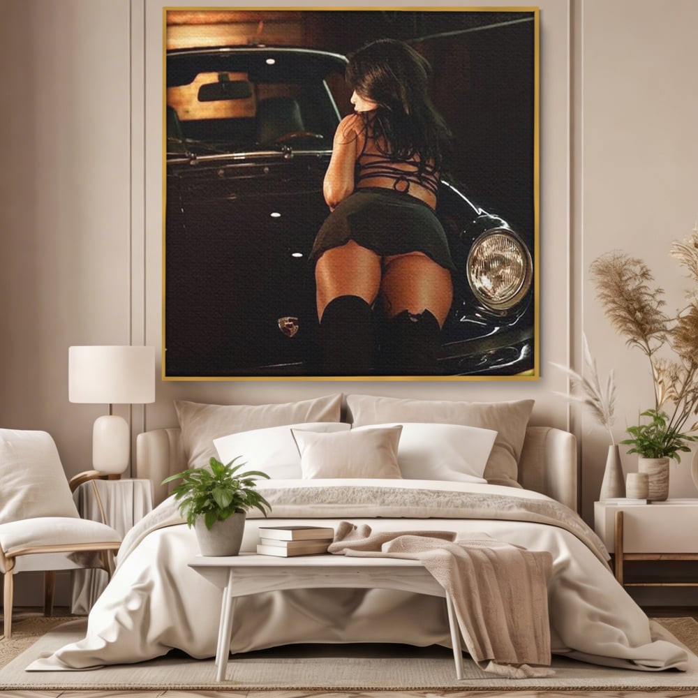 Tablou canvas cu tablou canvas cu femeie pe masina, in rama de aluminiu auriu, pe perete intr-un dormitor